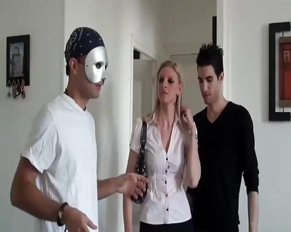 Ξανθιά milf γαμιέται με δύο μεγάλες πούτσες