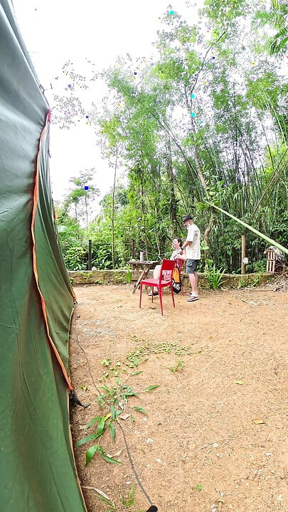 Estranhos a fazer sexo num parque de campismo público.