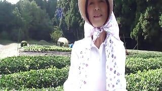 La donna matura che gestisce una piantagione di tè a Shizuoka ha deciso di apparire in un av alcuni anni fa