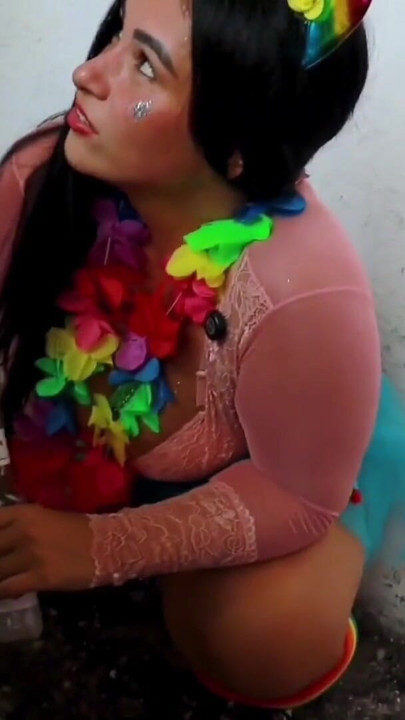 Karnaval'da Hot Brunette kocasını kaybediyor ve komşusuyla sevişiyor | Klip 1