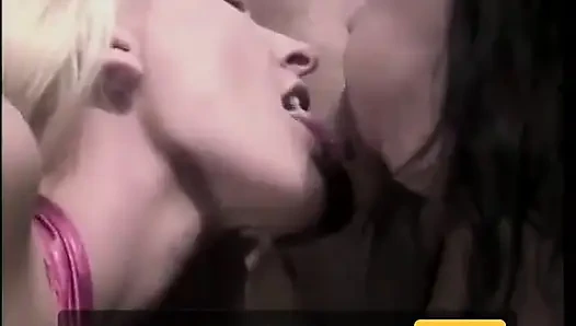 Brünette mit apfel-hintern reitet harten schwanz und leckt saftige muschi