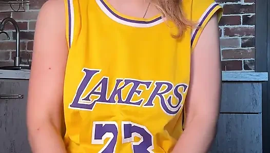 Этот холодный ледяной кубик очень ублажает