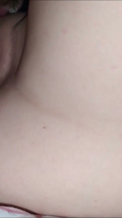 순종적인 아내가 남편 친구의 자지를 빨아주고 보상으로 커닐링구스 오르가즘을 받는다 | 클립 1