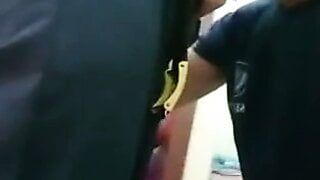 Гей-индонезийский охранник трахает горячий мускулистый топ