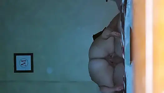 Sıkı amcığını sikiyor ve yarağıma binişine izin veriyor