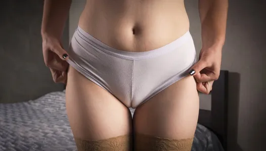 裸体丝袜熟女挑逗白色内裤骆驼趾和大腿间隙特写