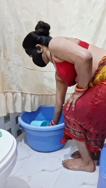 I have never seen such a video of sister-in-law bathing before. | Clip 1