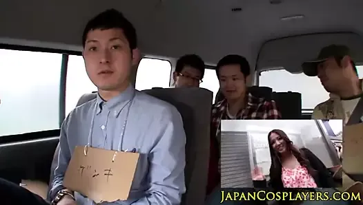 車内でラッキーな男をファックするコスプレ日本美女