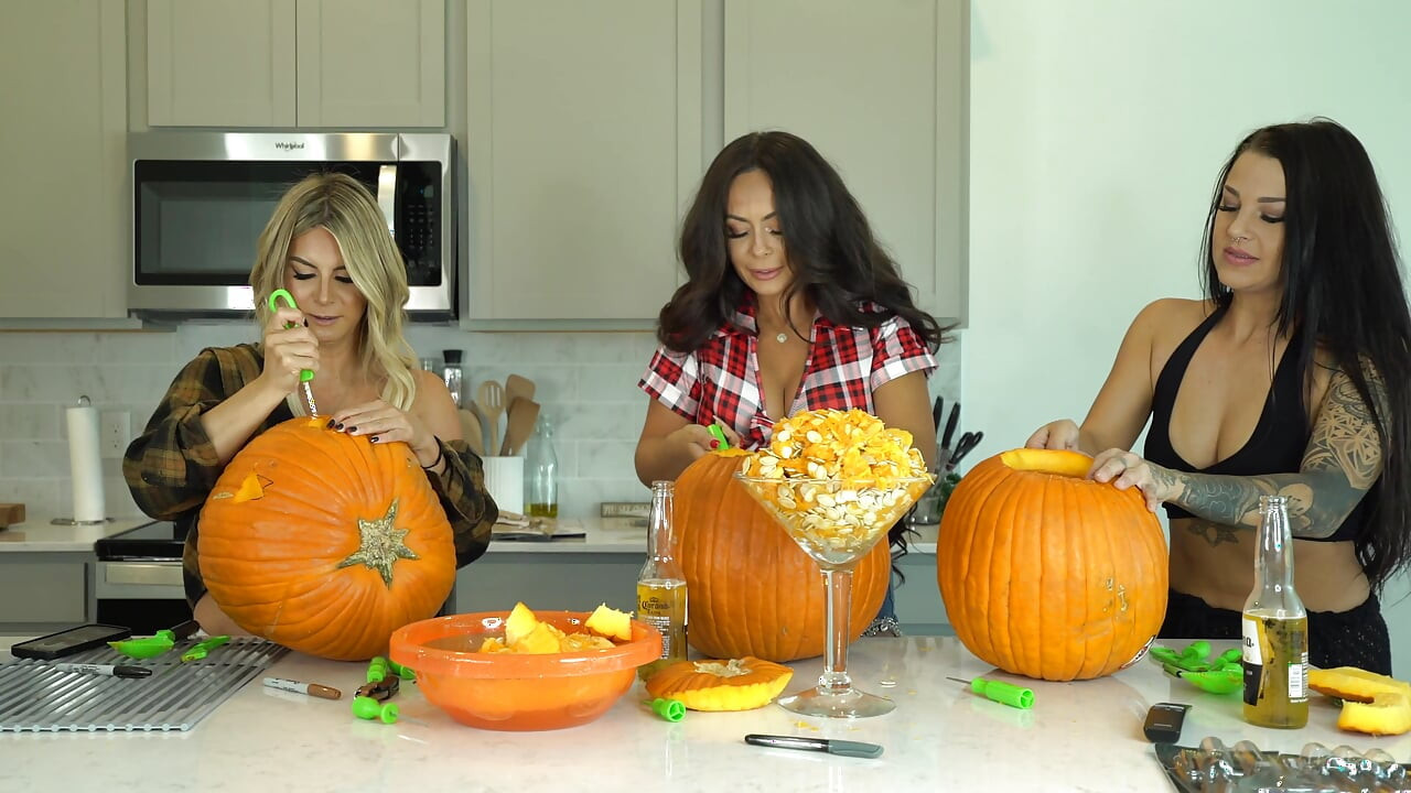 Kiki Mariah_970 Evelin Carve Pumpkins Nude Photoshoot After