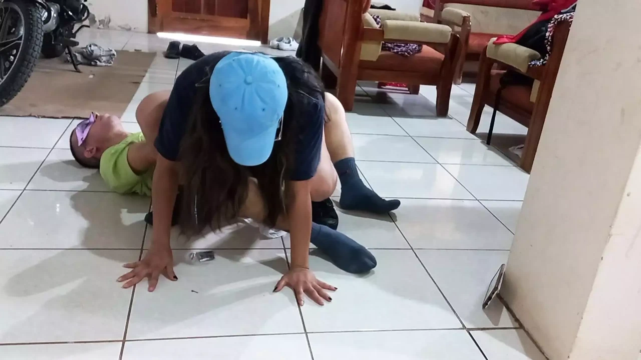 在我的天使继兄弟鸡巴的阴户上摇晃我的阴户