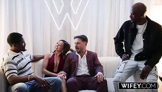 Istri seksi rambut merah jezebel gambino dicrot di dalam saat threesome sementara suami merekam