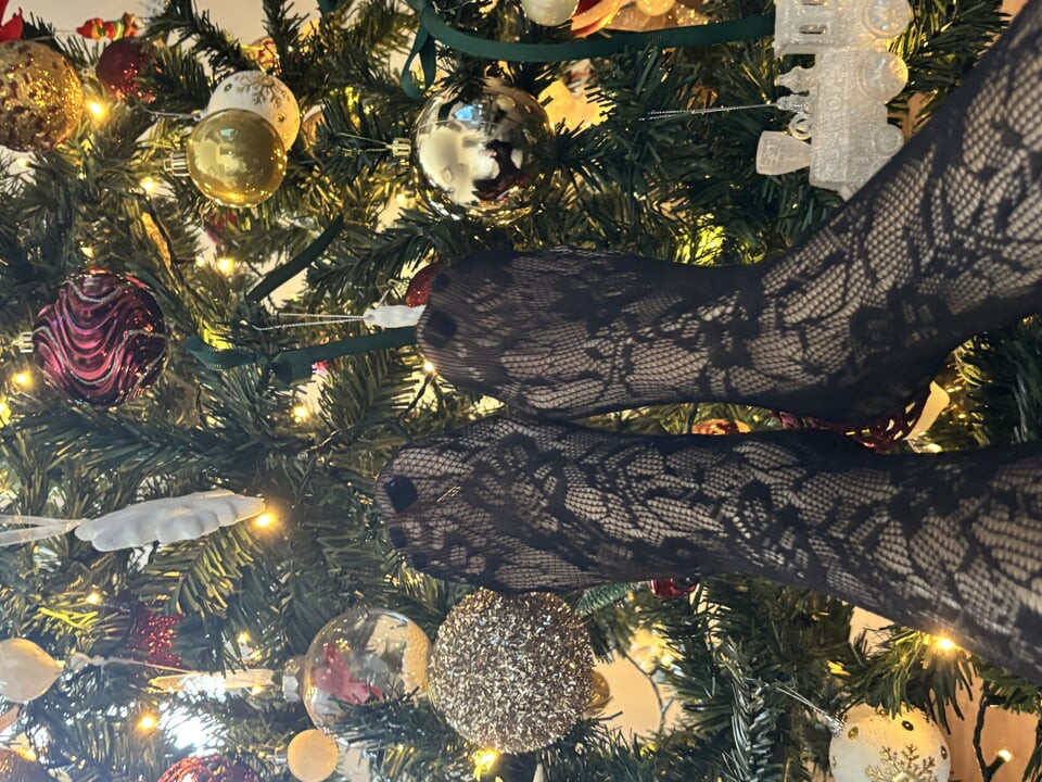 Bermain dengan krismas bertiga dengan kaki saya dalam stoking