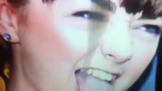 Maisie Williams Spritzmund