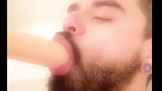 Amatoriale ragazzo latino del college succhia il dildo nella vasca da bagno