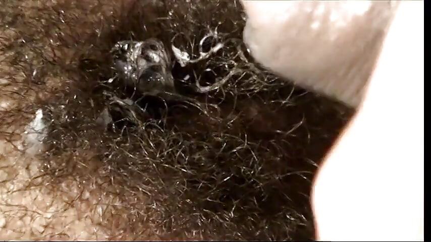 Curvilínea milf com uma caverna peluda abre as pernas para um grande pau