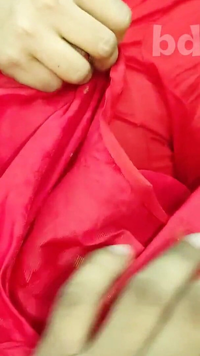 Zadivljujući trenutak iz filma "Bangladeški brzi seks s mojom seksi djevojkom, njezina ružičasta pička je tako slatka"