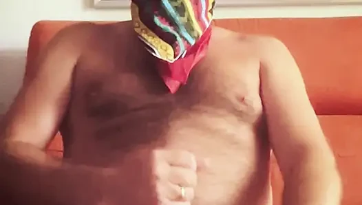 Küçük yaraklı kıllı kovboy kanepede mastürbasyon yapıyor