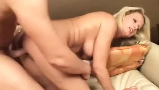 Si seksi bridgett lee dientot habis-habisan di sofa sampai toketnya menganga lebar
