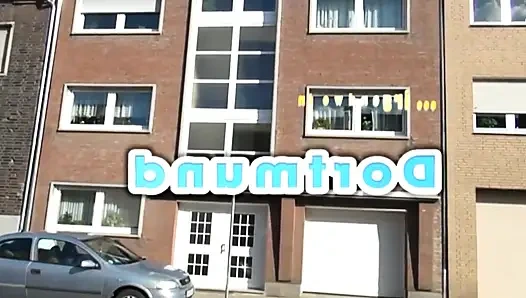 Azgın çift evde kanepede sert sikişiyor