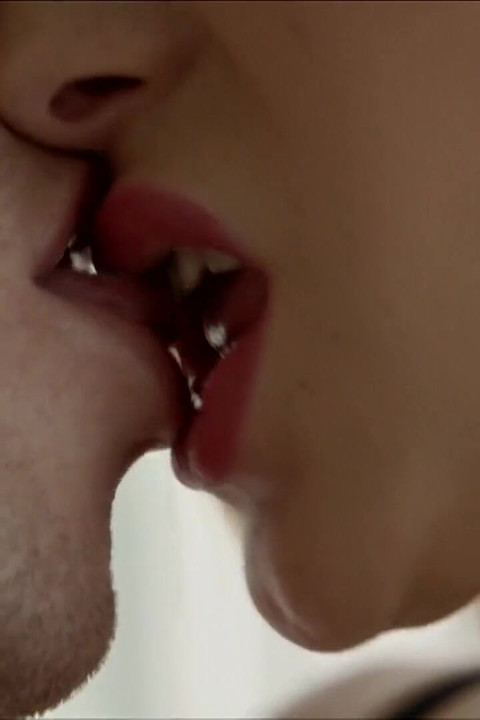 Si rambut coklat cantik menghisap dan menunggang dalam kongkek ghairah