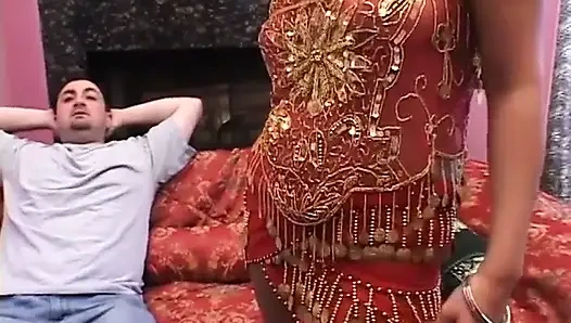 Pelacur dengan kawat gigi disetubuhi dengan dua kontol di threesome