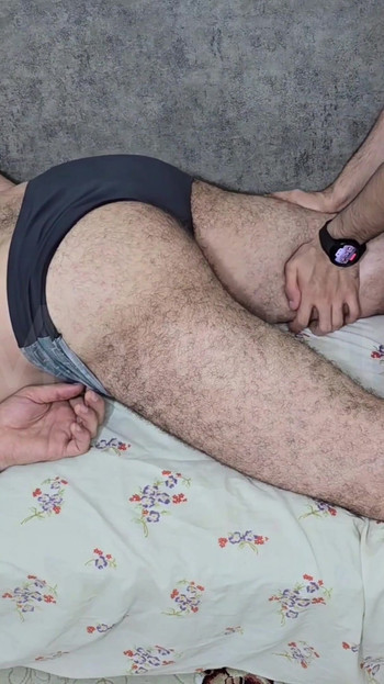 Twink Lijepa masaža pretvara se u žestoko jebanje čudovišnog kurca.