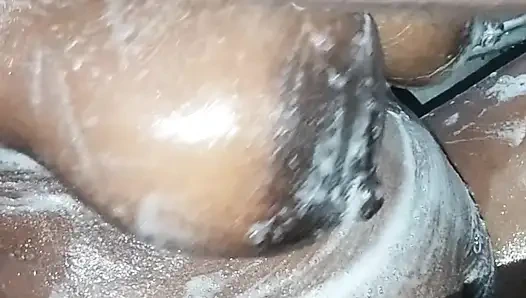 Riesige möpse, desi-tante badet