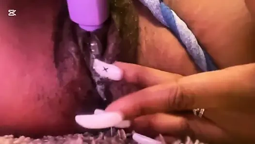 Eine lesbe masturbiert für ihren stiefbruder