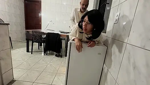 Sekretärin wird mit Ohrfeigen auf den hintern und analer penetration mit creampie überrascht.