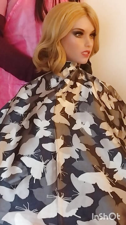 Sesión de modelado con la capa de corte de pelo sedosa y suave de Lauren