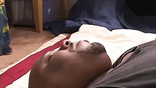 Siyah kel Palooka dolgun zenci ev hanımı Kira'nın büyük göğüslerini ve pembe kıyafetli büyük garajıyla sikiyor