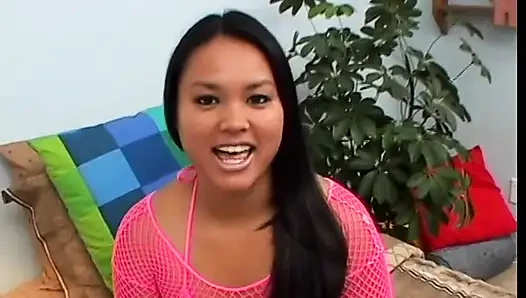Gadis imut asia suka nyepong kontol besar pria kulit putih pov