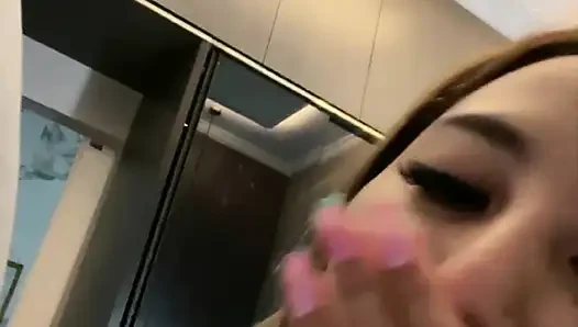 Azgın kız görüntülü görüşmede mastürbasyon yapıyor