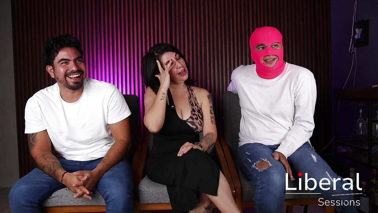 MILF MADURA CON TETAS TREMENDAS, GRABA SU PRIMER TRIO CON 2 DESCONOCIDOS.