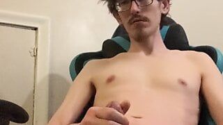 De Duitse jongen Denzel James speelt in zijn stoel en snijdt droog sperma