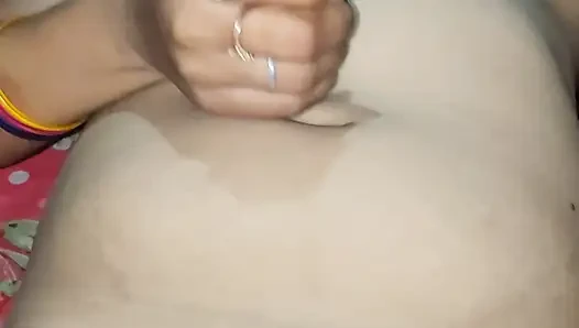Desi heiße hausfrau allein zu hause und nimmt gurke in die muschi für setisfy selbst