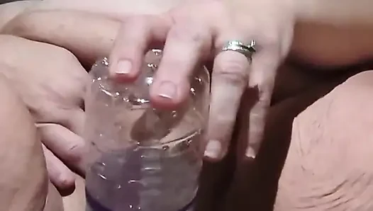 Pelacur ngentot pakai botol lagi!