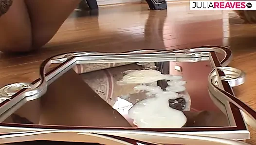 Kaltak her iki deliğe de büyük bir yarağa binerken zevkle çığlık atıyor