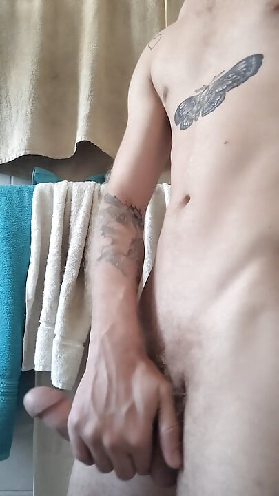 Un garçon coquin suce les orteils et s’éjacule dessus