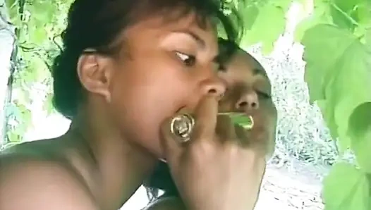 Брюнетки лесбухи трахаются страпоном на улице