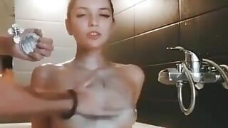 Femme argentée - baise dans le bain
