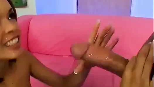 Cewek sange latina lagi asik ngentot kontol besar sampai dicrot di muka