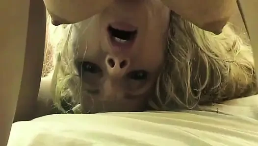 Blonde MILF nimmt BBC in dampfend nahaufnahme, interracial sex