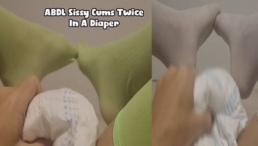 ABDL Sissy kommt zweimal in einer Windel