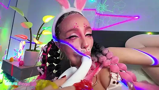 Christina Sage подпрыгивает как девушка-зайчик в грязной Пасхальной сессии!