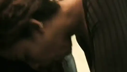 Tombul zenci kaltak siyah bir adam tarafından sikilirken adam götüne dildo sokuyor