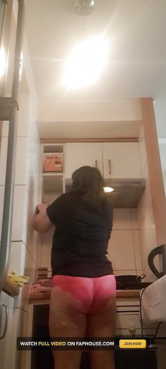 Orta yaşlı seksi kadın, mutfağı temizliyor
