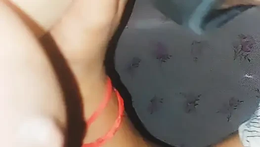 Hintli kadın emiyor ve götten sikişiyor
