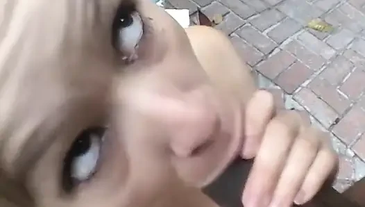 Muhteşem hatun açık havada büyük bir direğin ağzını doldurmasını seviyor