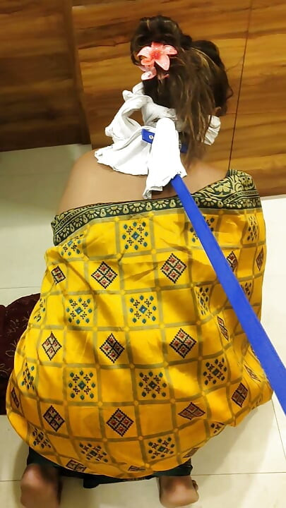 Esposa tradicional indiana vendada, Olivia, traída para ser usada como cadela escrava pelo seu Mestre, vestida com um sari, em treino de bofetadas e boquete